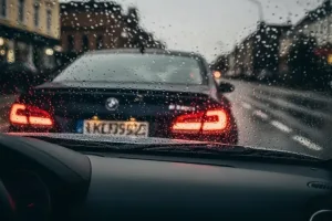 Aquaplanagem: o que é, como evitar e o que fazer se o carro deslizar