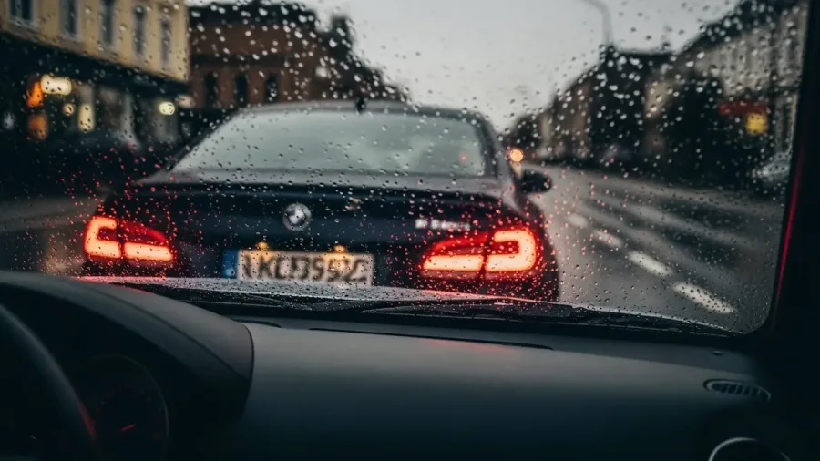 Aquaplanagem: o que é, como evitar e o que fazer se o carro deslizar