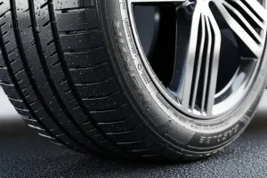 Como deixar o pneu preto e brilhante: segredos simples para pneus impecáveis na sua garagem